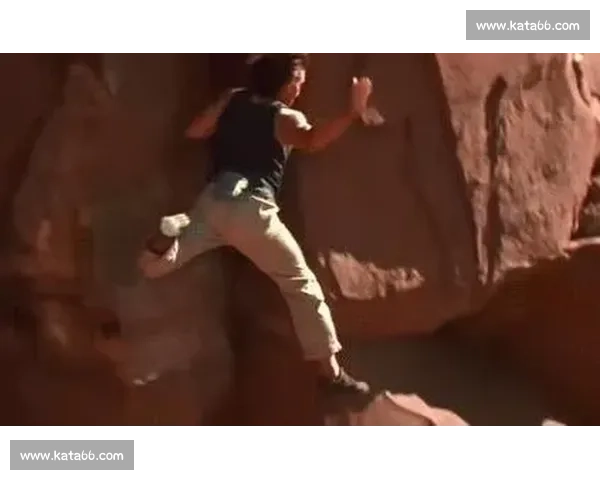 四楼悬窗生死劫！外卖小哥徒手攀楼托举生命